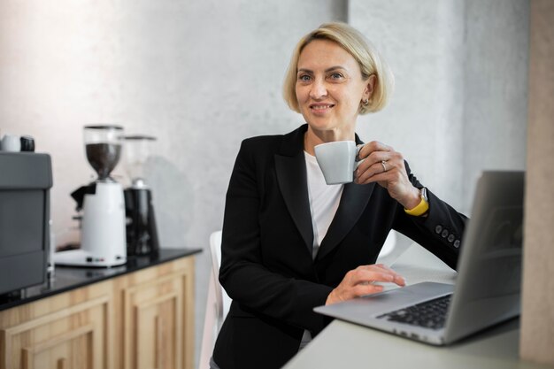 Mujer de negocios rubia en el trabajo