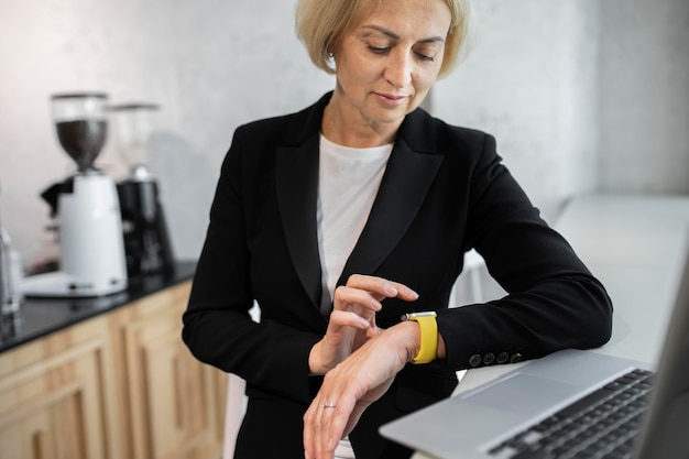 Mujer de negocios rubia en el trabajo