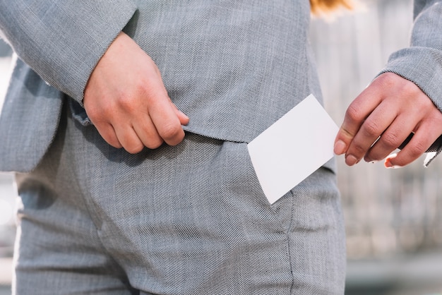 Mujer de negocios sacando tarjeta de visita al aire libre