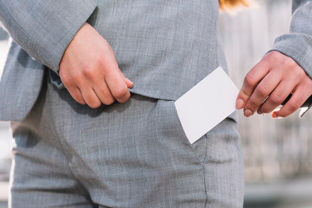 Mujer de negocios sacando tarjeta de visita al aire libre