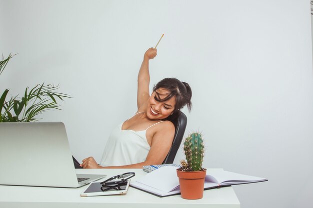 Mujer de negocios satisfecha en la oficina