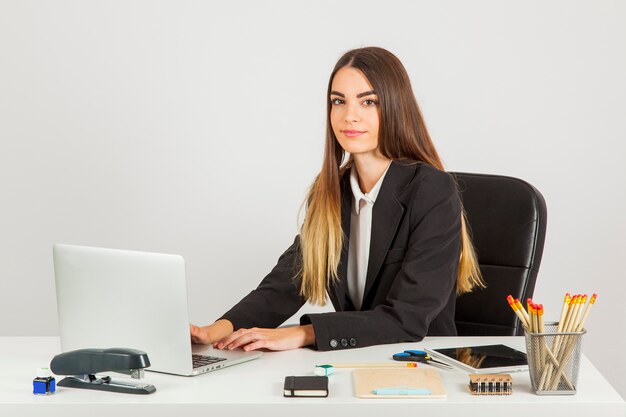 Mujer de negocios satisfecha con su trabajo