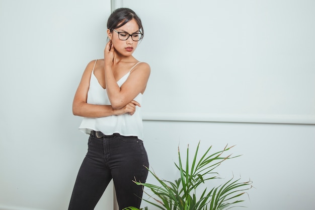 Mujer de negocios seductora posando