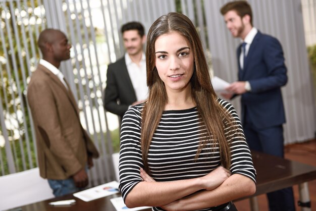 Mujer de negocios segura con sus compañeros de trabajo