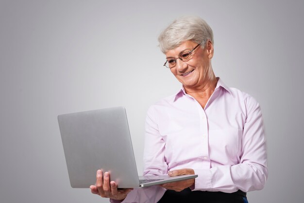 Mujer de negocios Senior trabajando por nuevas tecnologías