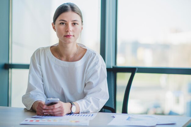 Mujer de negocios sentada