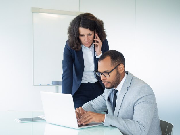 Mujer de negocios seria hablando con el cliente