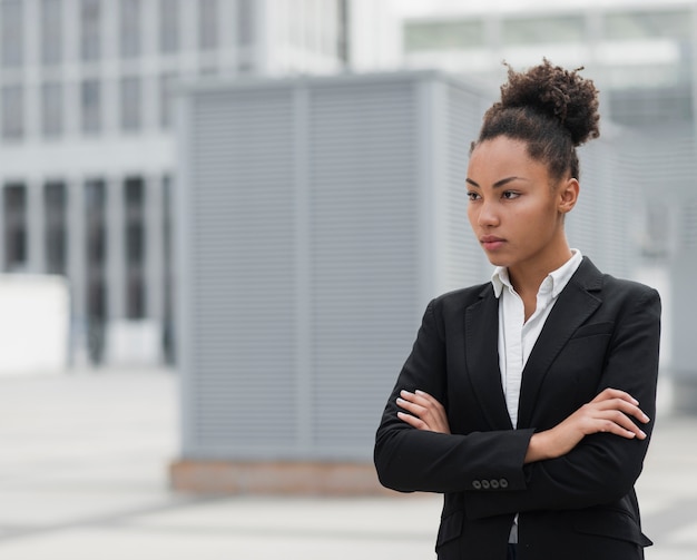 Mujer de negocios seria mirando a otro lado