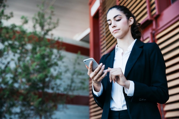 Foto gratuita mujer de negocios con smartphone