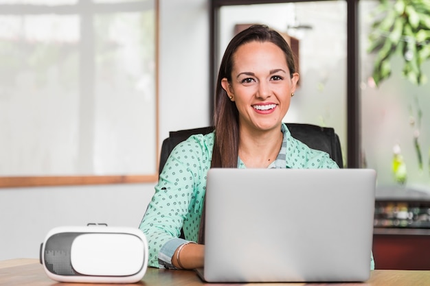 Mujer de negocios sonriendo a la cámara