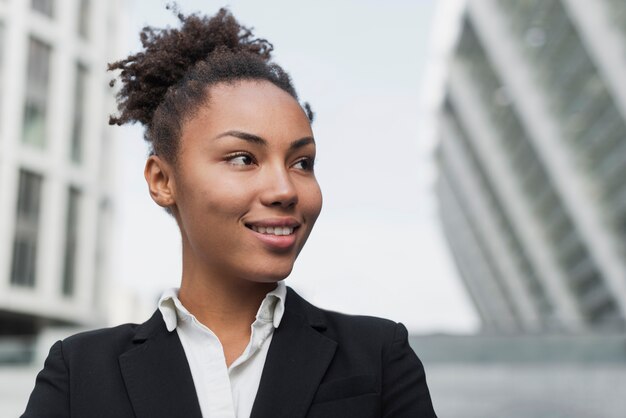 Mujer de negocios sonriendo cerca