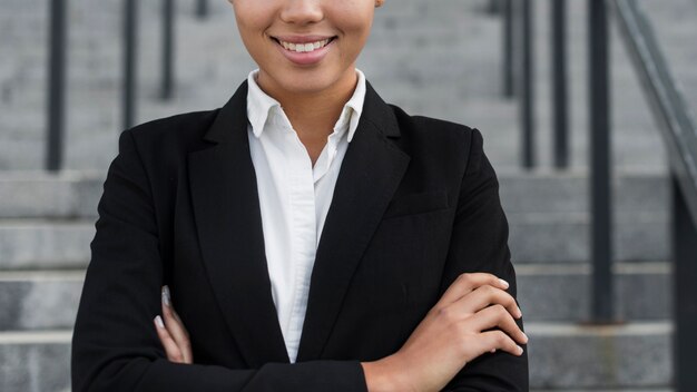 Mujer de negocios sonriendo cerca