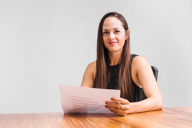 Mujer de negocios sonriendo y mirando a la cámara