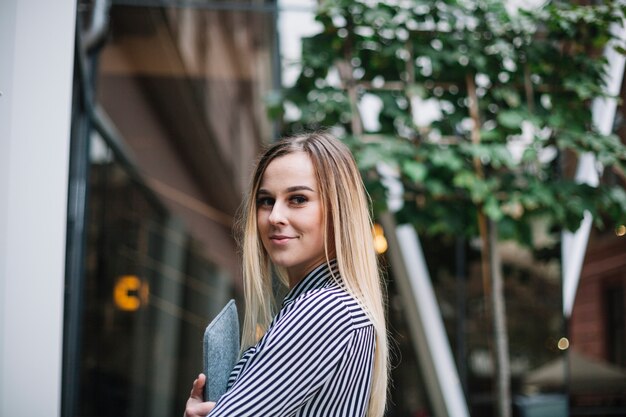 Foto gratuita mujer de negocios sonriendo