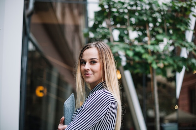 Mujer de negocios sonriendo