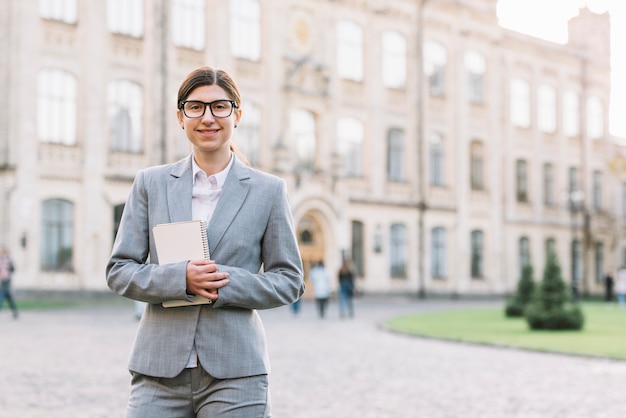 Mujer de negocios sonriente al aire libre