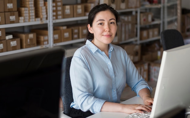 Foto gratuita mujer de negocios sonriente de alto ángulo