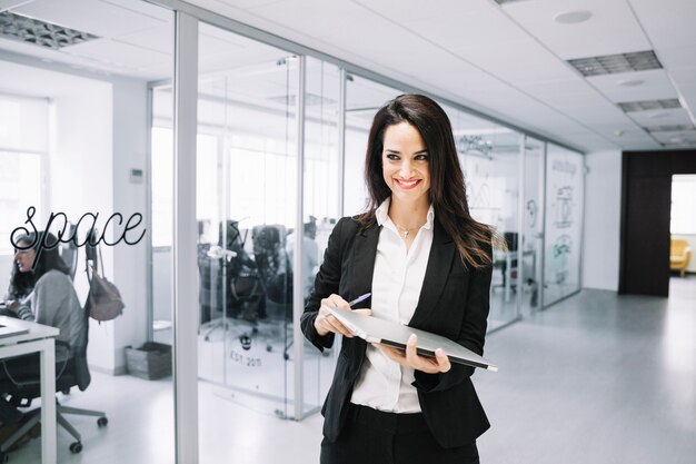 Mujer de negocios sonriente con carpeta