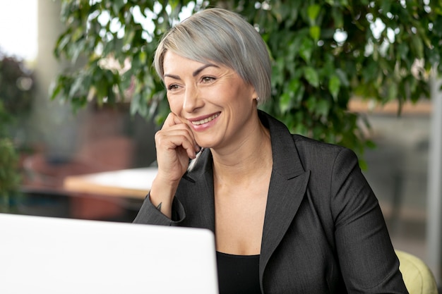 Foto gratuita mujer de negocios sonriente en descanso