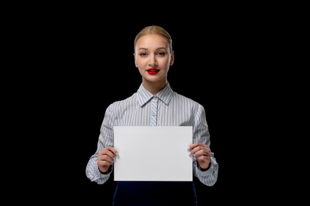 Mujer de negocios sonriente encantadora chica sosteniendo hojas de papel con lápiz labial rojo en traje de oficina