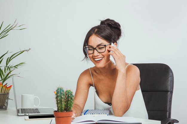 Mujer de negocios sonriente hablando por teléfono