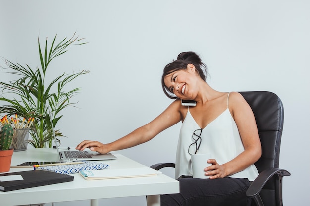 Mujer de negocios sonriente hablando por teléfono