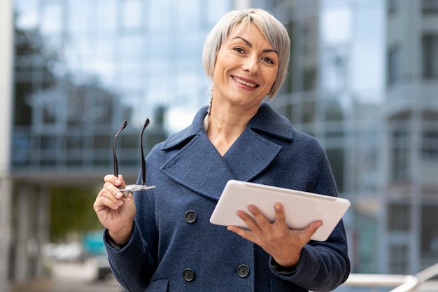 Foto gratuita mujer de negocios sonriente mirando a cámara