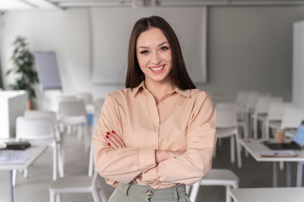 Mujer de negocios sonriente posando en la oficina