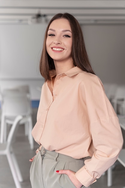 Mujer de negocios sonriente posando en la oficina