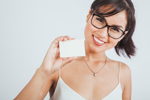 Mujer de negocios sonriente posando con tarjeta de visita