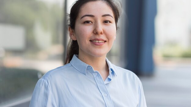 Mujer de negocios sonriente de primer plano