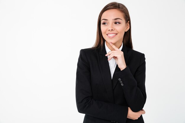 Mujer de negocios sonriente que se coloca aislada