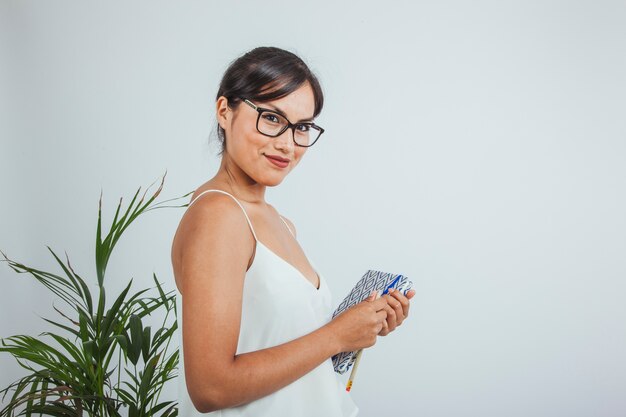 Mujer de negocios sonriente con su agenda en la oficina