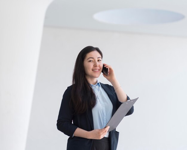 Mujer de negocios sonriente de tiro medio