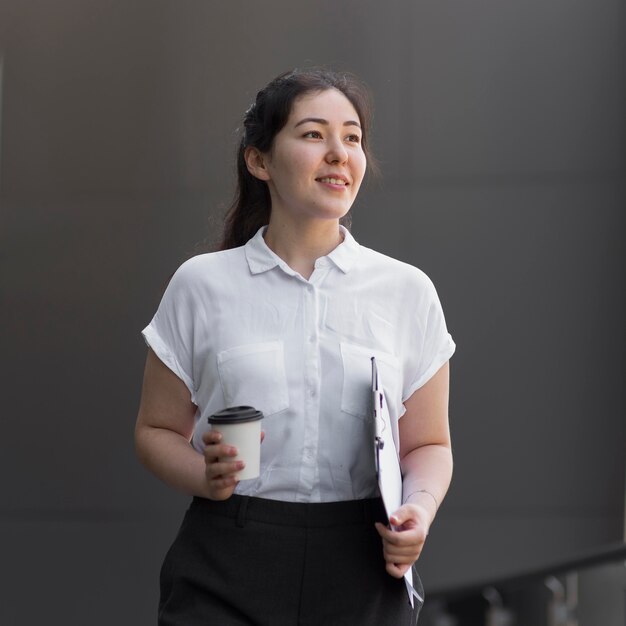 Mujer de negocios sonriente de tiro medio