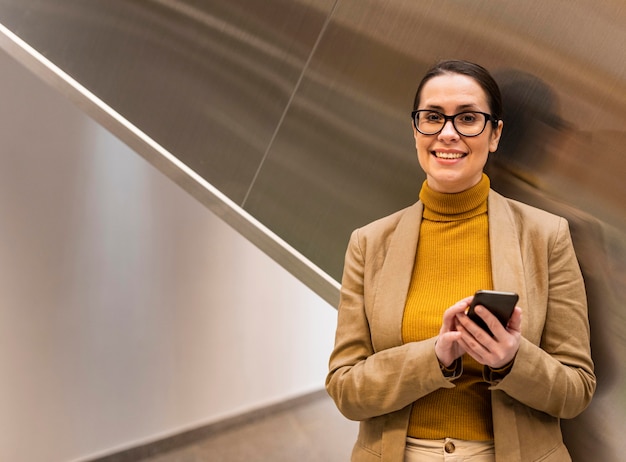 Foto gratuita mujer de negocios sonriente de tiro medio