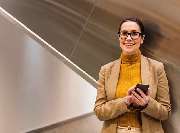 Mujer de negocios sonriente de tiro medio