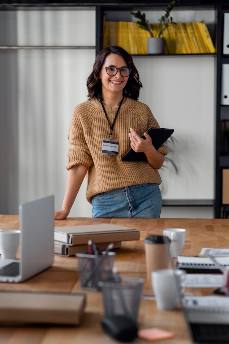 Foto gratuito mujer de negocios sonriente de tiro medio
