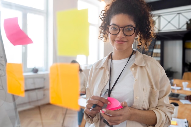 Foto gratuita mujer de negocios sonriente de tiro medio