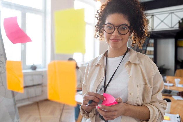 Mujer de negocios sonriente de tiro medio