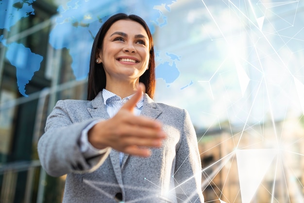 Mujer de negocios sonriente de tiro medio