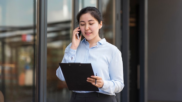 Mujer de negocios sonriente trabajando