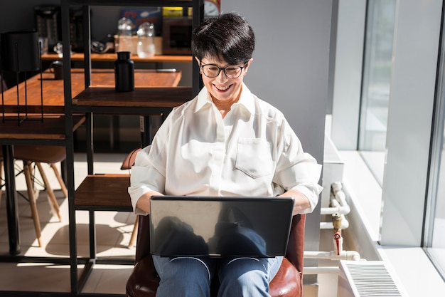 Mujer de negocios, sonriente, y, trabajando