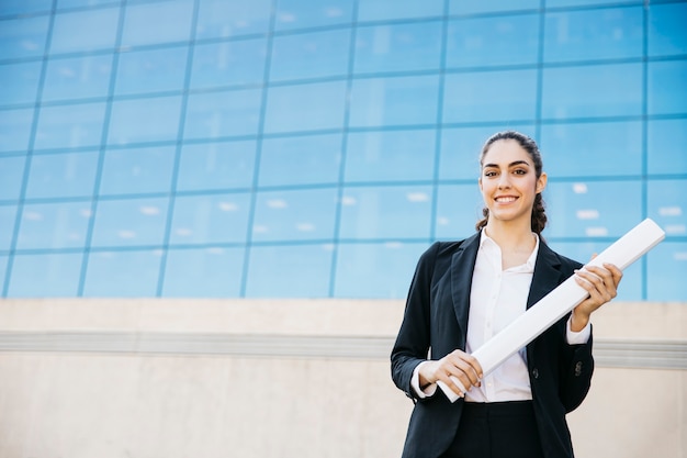 Foto gratuita mujer de negocios sonriente