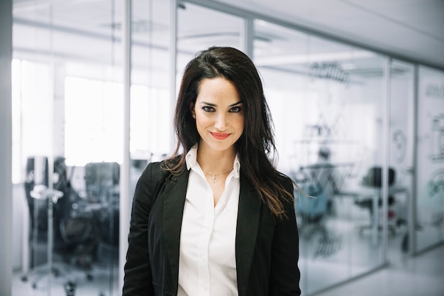 Mujer de negocios sonriente