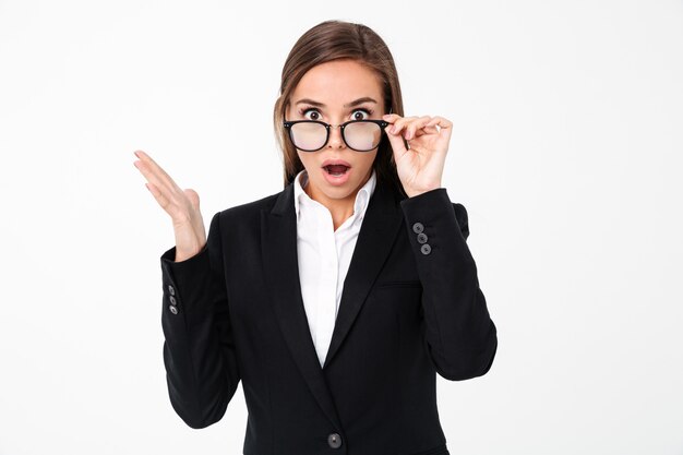 Mujer de negocios sorprendida con gafas de pie aislado