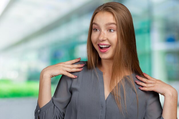 Mujer de negocios sorprendida sorprendida o conmocionada por noticias inesperadas