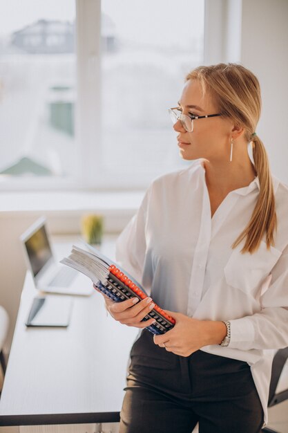 Mujer de negocios sosteniendo archivos en la oficina