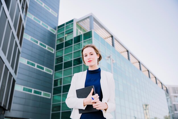 Mujer de negocios sujetando libro