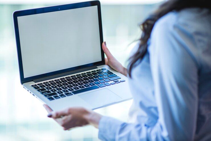 Foto gratuito mujer de negocios sujetando portátil